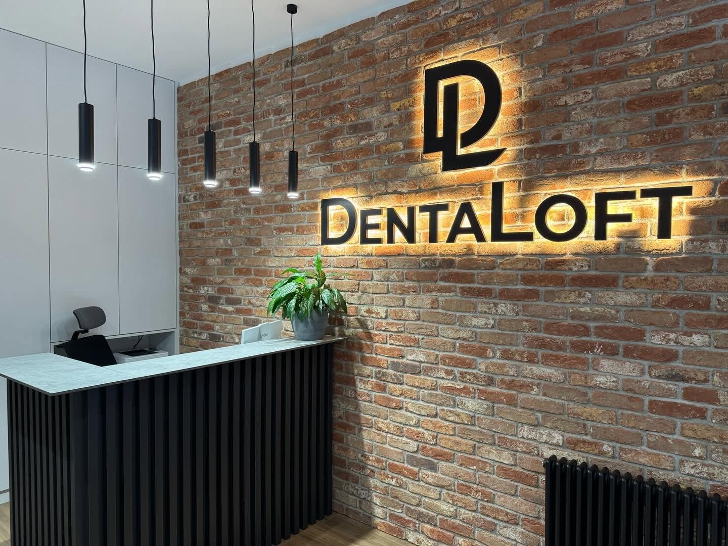 Podświetlane logo DentaLoft na ceglanej ścianie, realizacja AGMA COLOR w Koszalinie