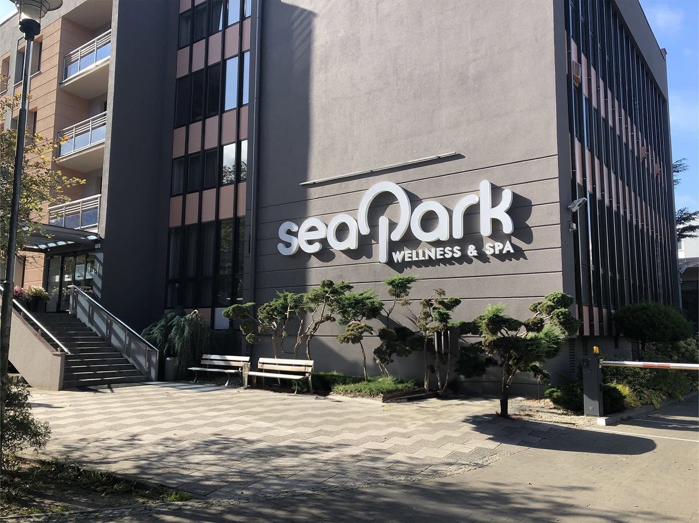 Litery SeaPark Wellness & Spa na elewacji hotelu w Kołobrzegu